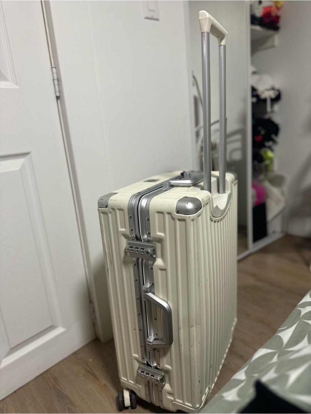 Hard-Shell White Rolling Luggage with Telescoping Handle 24 inch